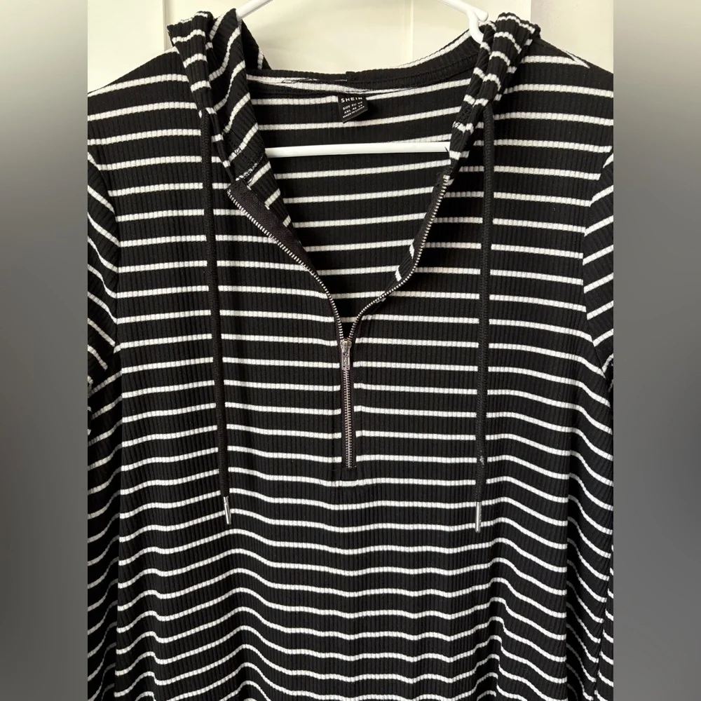 Black & White Dress - Picture 4 of 4